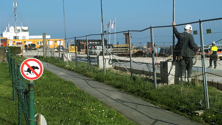 aanleg van een tijdelijk pad voor voetgangers en fietsers langs de werfzone